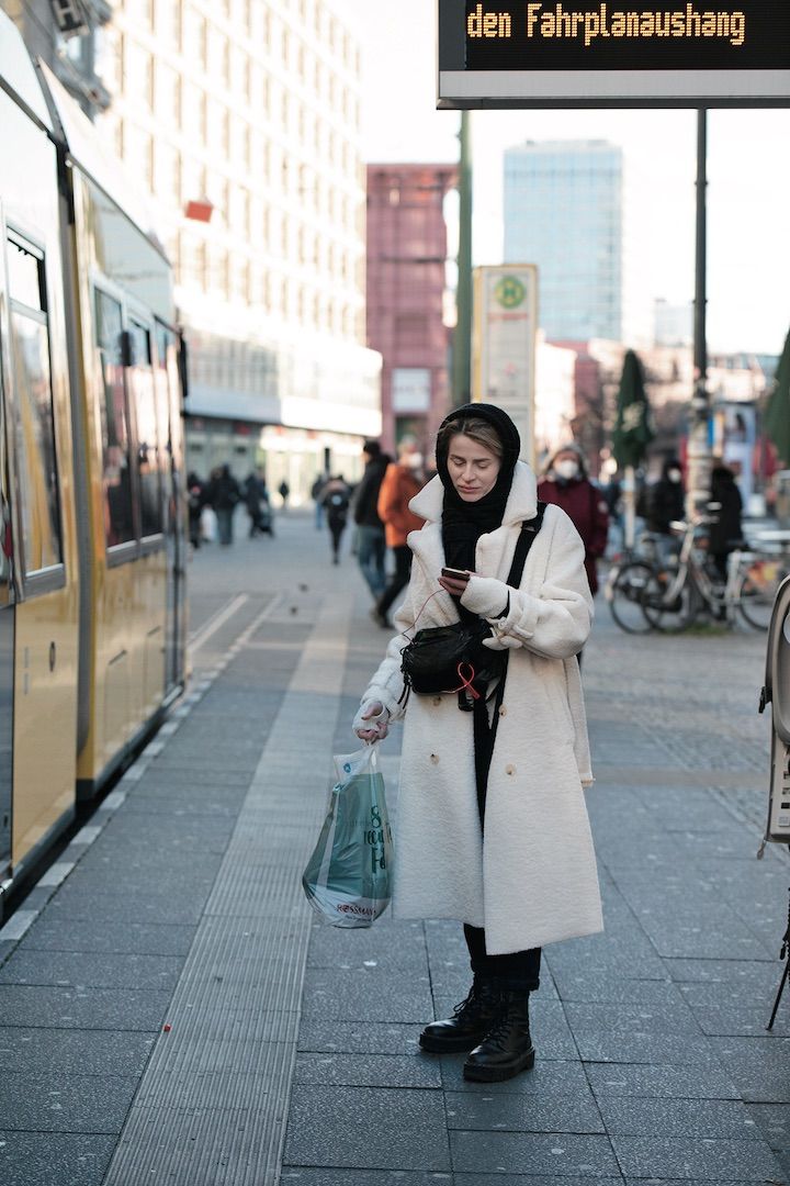 冬の妖精みたい！真っ白なコートが印象的な着こなし