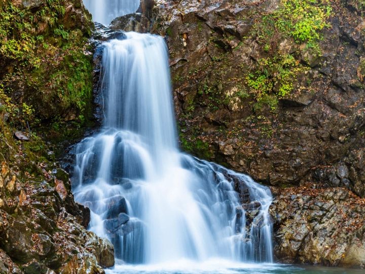 All About ニュース編集部が全国250人を対象に実施した「冬に行きたい穴場秘境に関するアンケート」の調査結果から、冬に行きたい「山形県の穴場秘境」ランキングを発表！ 2位「白布大滝」を抑えた1位は？ ※画像はイメージです