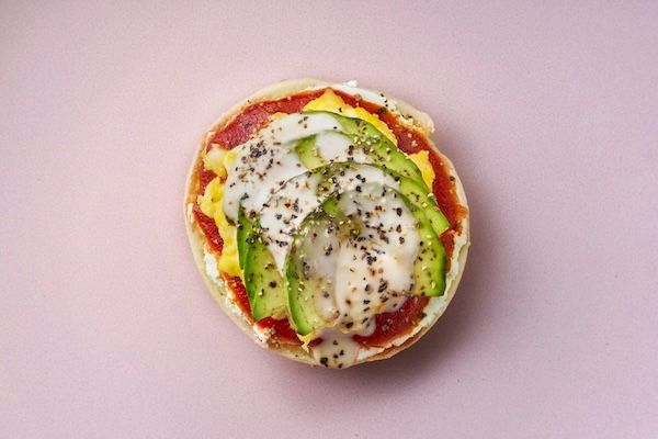 福岡発カフェ「PLUS」がリブランディング。グルテンフリーベーグルなど新メニュー発売