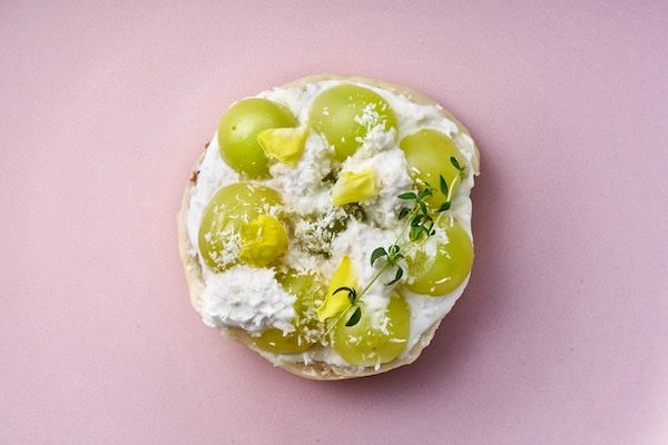 福岡発カフェ「PLUS」がリブランディング。グルテンフリーベーグルなど新メニュー発売