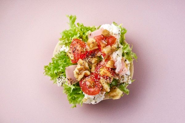 福岡発カフェ「PLUS」がリブランディング。グルテンフリーベーグルなど新メニュー発売