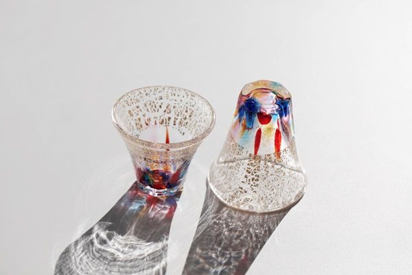 富士山モチーフの手作りガラス酒器「fuji choko」花火が登場！富士山の造形美を世界へ
