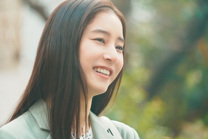 映画『ほどなく、お別れです』、新木優子演じる遥の場面写真 （C）2026「ほどなく、お別れです」製作委員会 （C）長月天音／小学館 width=