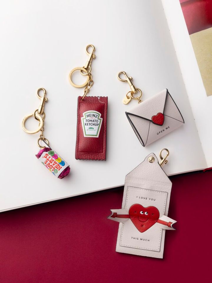 （左から）Love Heartsチャーム￥35,200、Heinz Tomato Ketchupチャーム￥35,200、I Love Youチャーム￥39,600（すべてアニヤ・ハインドマーチ／アニヤ・ハインドマーチ ジャパン）