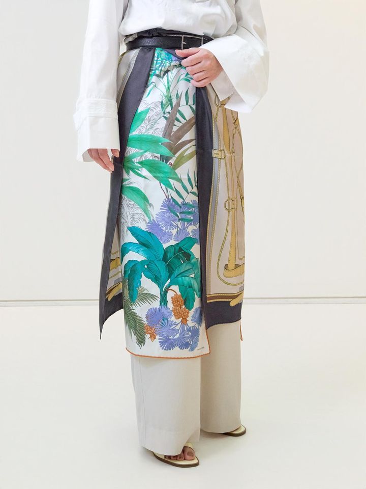 画像2: 遊び心のあるスカーフをいつものスタイリングに効かせて