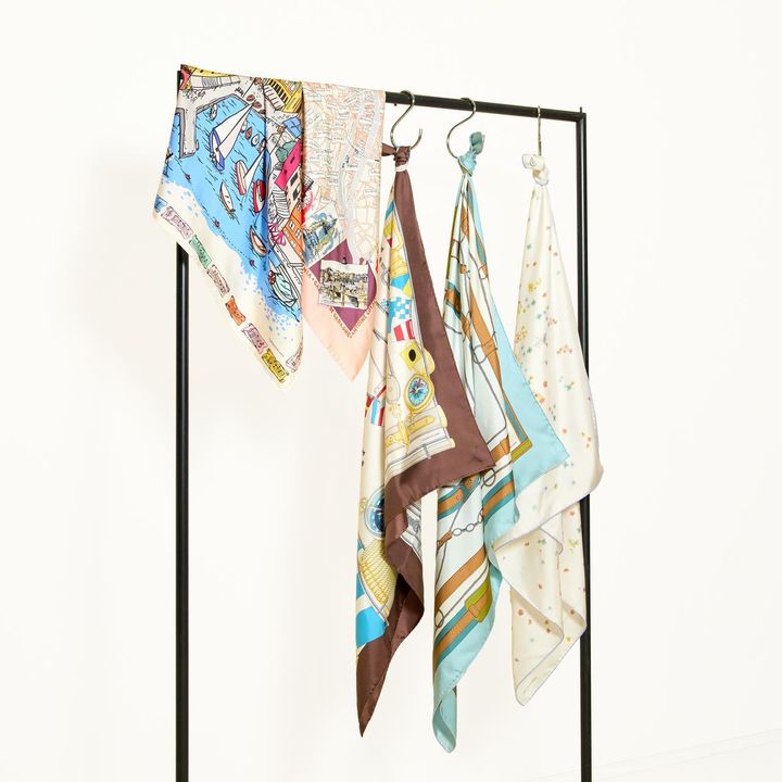 画像1: 遊び心のあるスカーフをいつものスタイリングに効かせて