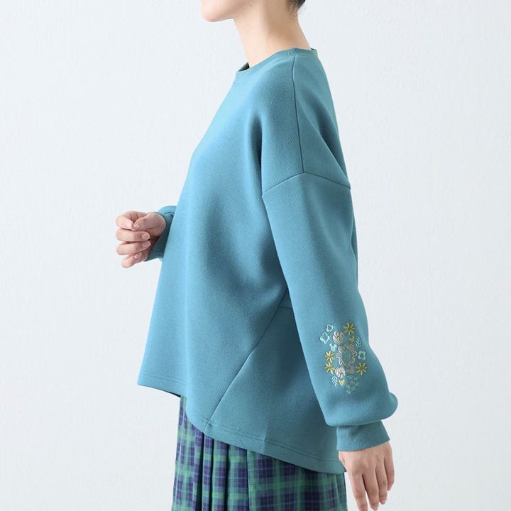 袖刺繍ダンボールニットプルオーバー ミッキーモチーフ デザインアップ