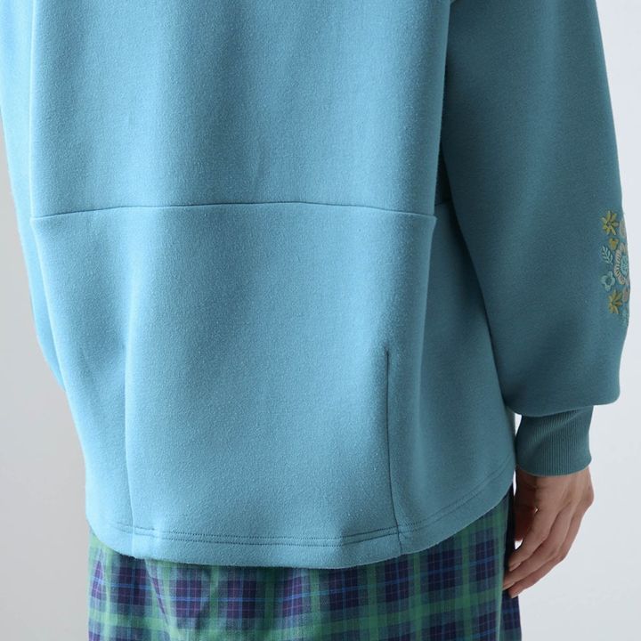 袖刺繍ダンボールニットプルオーバー バックスタイル