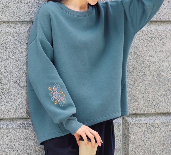 袖刺繍ダンボールニットプルオーバー