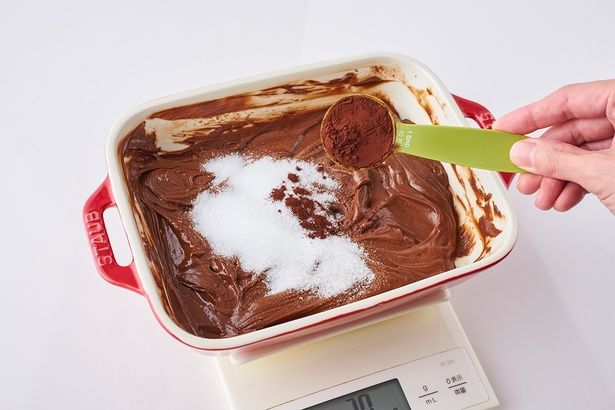 砂糖とココアパウダーを加えて、均一になるまで混ぜる （C）青木ゆかり（♪♪maron♪♪）／KADOKAWA