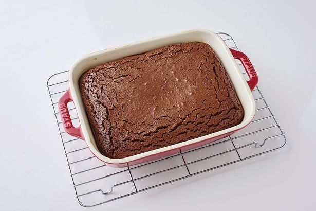 ケーキークーラーなどにのせて冷まし、完全に冷めたら冷蔵庫で冷やす （C）青木ゆかり（♪♪maron♪♪）／KADOKAWA