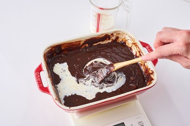 生クリームを少しずつ加え、空気を含ませるように混ぜる （C）青木ゆかり（♪♪maron♪♪）／KADOKAWA