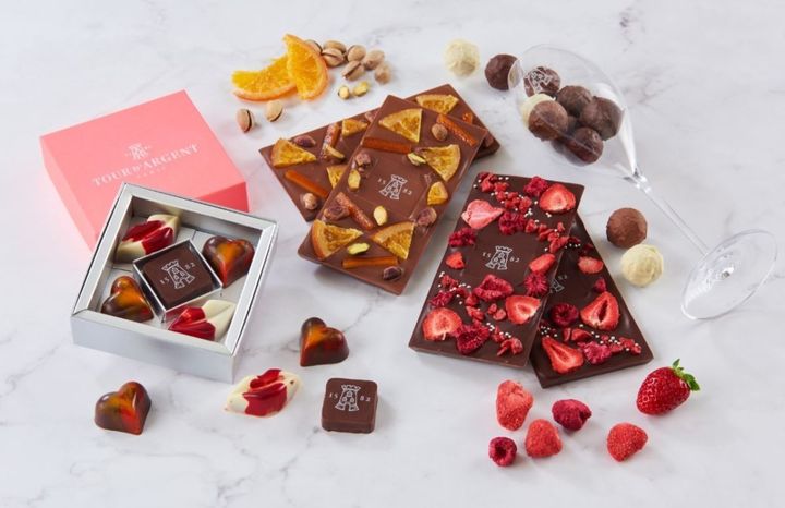 左から「Message メッセージ」3500円、「Pavés de Paris タブレット“パヴェドゥパリ”」4800円、「Truffe Chocolate Celebration トリュフショコラ セレブレーション」8000円 ※限定100個「トゥールダルジャン 東京」ロゴ入りクリスタルグラス付