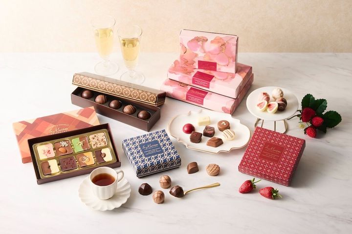 手前から時計回りに「Tokyoティーショコラ」864円、「キャレ ショコラ」1242円、「シャンパンショコラ」1080円、「白金ショコラ」5個入り 918円／8個入り 1458円／12個入り 2160円、「あまおう苺トリュフ」1080円