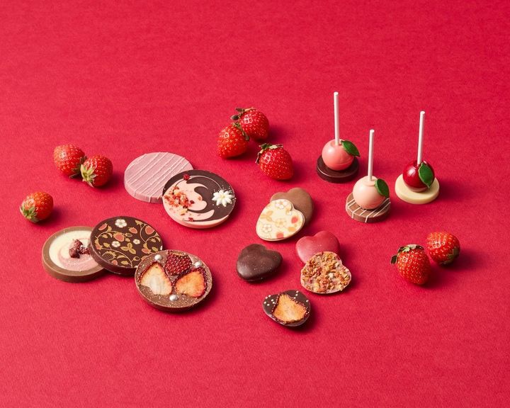 左から「苺のパレショコラ」2160円、「苺のミニマンディアン」1404円、「苺ポップ」1620円