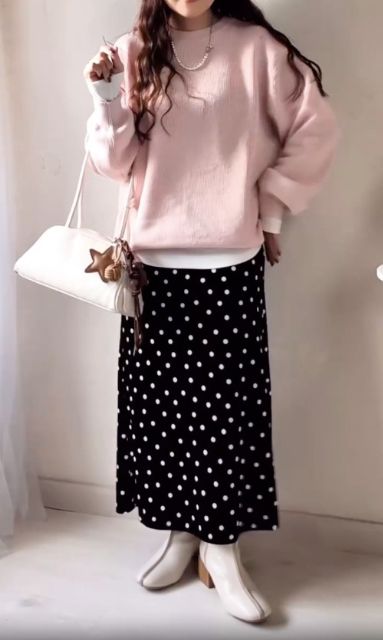 ピンクのリリヤーンクルーネックセーターとスカートのコーデ