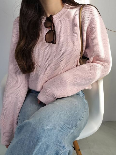 ピンクのリリヤーンクルーネックセーターを着たコーデ