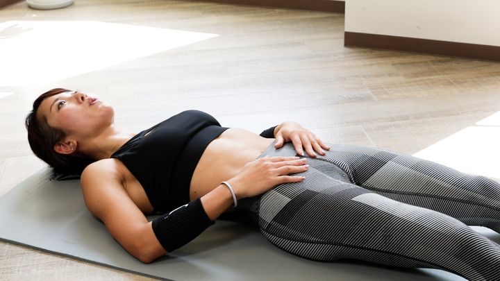 ドローインでお腹を引き込む動作