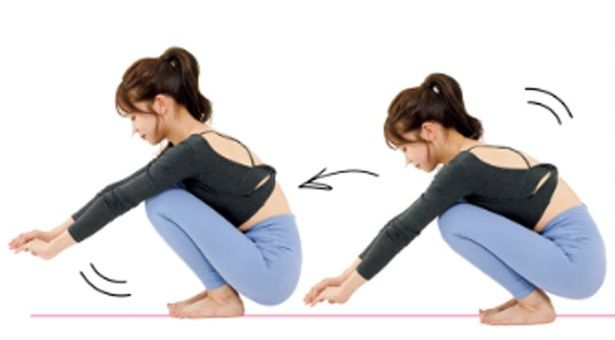 しゃがんだまま前後にゆらゆら動くストレッチ (C)かなぺ／KADOKAWA