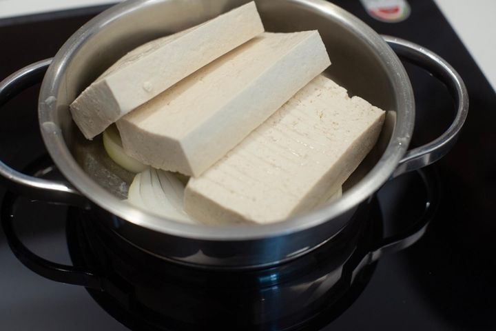 材料を切り、火にかける