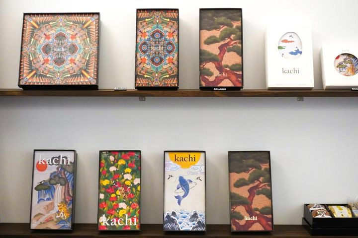 カチ・ソウルの最大の魅力はパッケージの美しさ。韓国で古くから伝わる生き物や建築などを色彩豊かなグラフィックで再現しています。