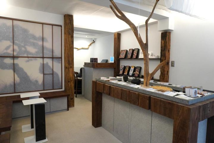 話題の街・聖水の中心部からは少し離れた路地裏に2025年9月にオープン。半地下にあるので独特の閉塞感があり、居心地のいいインテリアに仕上がっています。