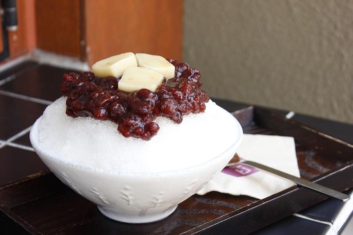 韓国産の小豆にこだわる本格派のビンス（かき氷）店「東氷庫」。パッビンス（8500W）のほか、冬は小豆粥（7500W）も人気。どちらも甘さ控えめでペロリと食べられます。