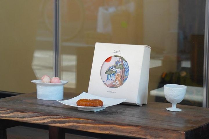 薬菓は2個から専用の箱に入れることも可能。 1カ月ほど持つのでお土産に最適です。