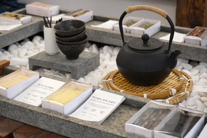 もち米で作られたインジョルミも。豆やきな粉など、体にいい食材をふんだんに使っています。「薬食同源」がモットーの韓国ではおやつも「食べて健康に」が基本です。