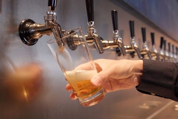 「POWDERHOOD」は醸造所を併設しており、注ぎたてのクラフトビールが楽しめる