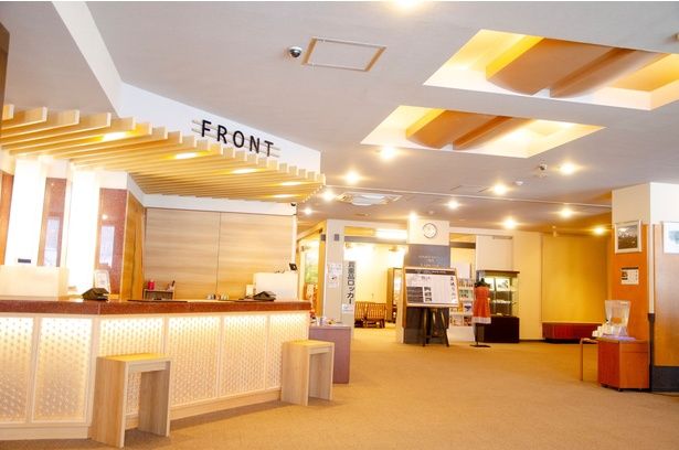 温かみのあるロビーがゲストをお出迎え