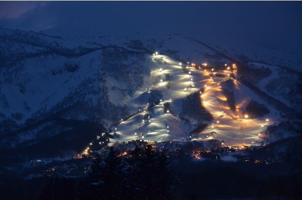 幻想的な照明に照らされたコースで、たっぷりとパウダーを楽しめる