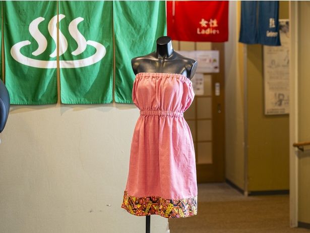 混浴露天風呂では専用の「湯浴み着」を着用するため、女性や子どもでも安心して入浴できる(レンタル無料)