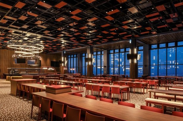 ゲレンデにあるレストランとは思えないゴージャスな雰囲気