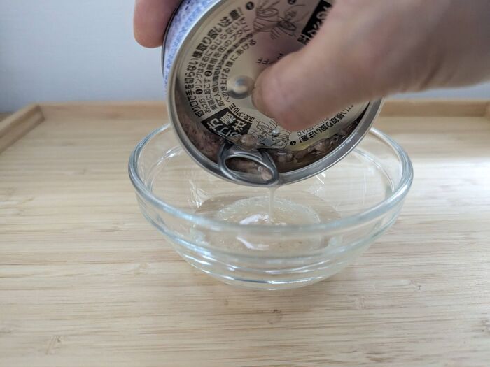 メーカーおすすめの『ツナ缶の油』の切り方！手が汚れない方法を試してみると♪