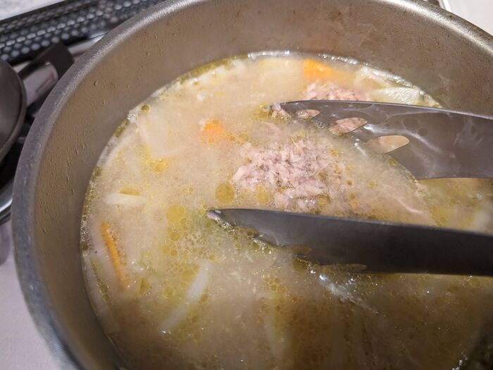 メーカーおすすめの『ツナ缶の油』の切り方！手が汚れない方法を試してみると♪