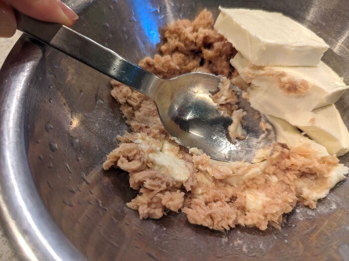 メーカーおすすめの『ツナ缶の油』の切り方！手が汚れない方法を試してみると♪