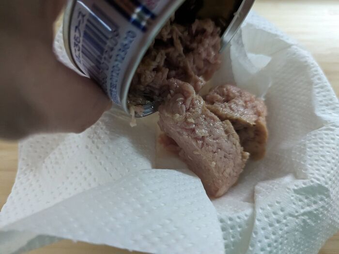 メーカーおすすめの『ツナ缶の油』の切り方！手が汚れない方法を試してみると♪