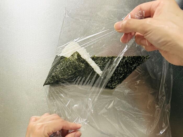 おにぎり専門店みたい！『三角おにぎり』の海苔の巻きかた。これは絶対マネしたくなる♡