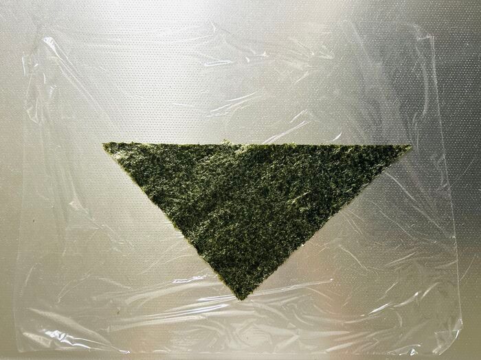 おにぎり専門店みたい！『三角おにぎり』の海苔の巻きかた。これは絶対マネしたくなる♡