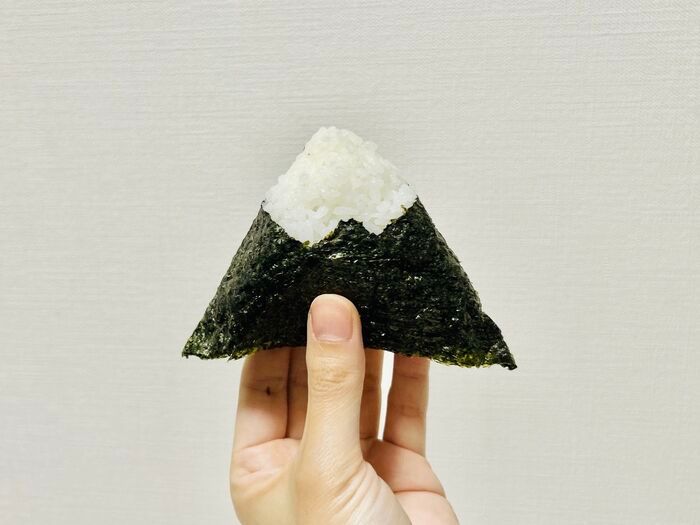 おにぎり専門店みたい！『三角おにぎり』の海苔の巻きかた。これは絶対マネしたくなる♡