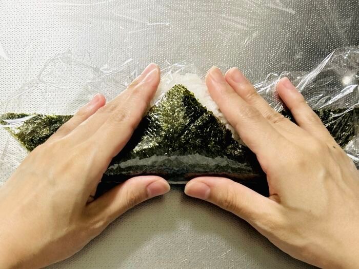 おにぎり専門店みたい！『三角おにぎり』の海苔の巻きかた。これは絶対マネしたくなる♡