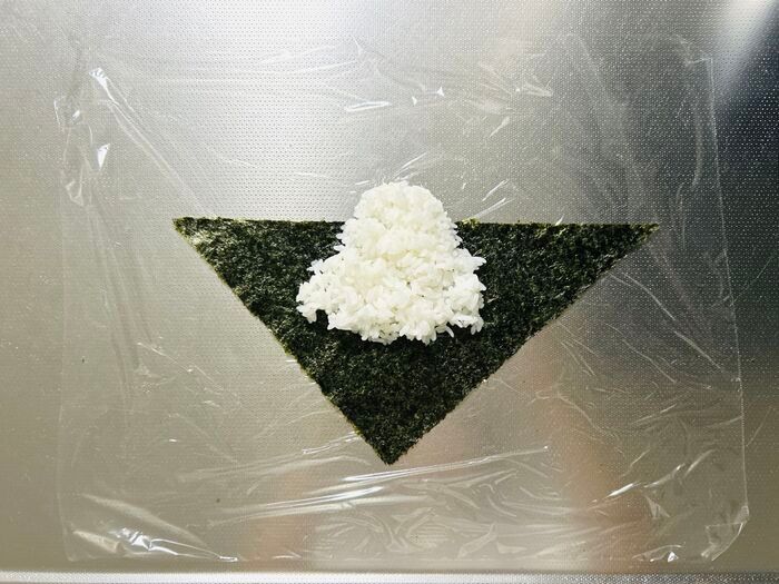 おにぎり専門店みたい！『三角おにぎり』の海苔の巻きかた。これは絶対マネしたくなる♡