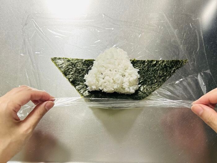 おにぎり専門店みたい！『三角おにぎり』の海苔の巻きかた。これは絶対マネしたくなる♡