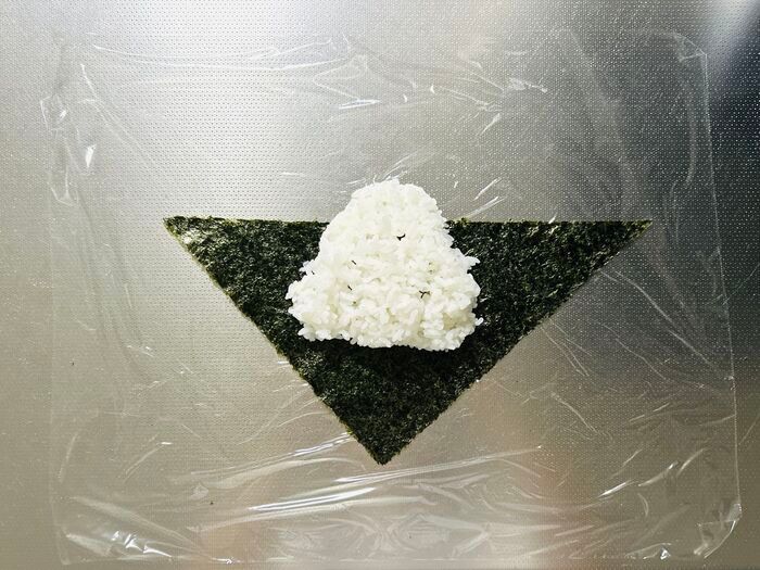 おにぎり専門店みたい！『三角おにぎり』の海苔の巻きかた。これは絶対マネしたくなる♡