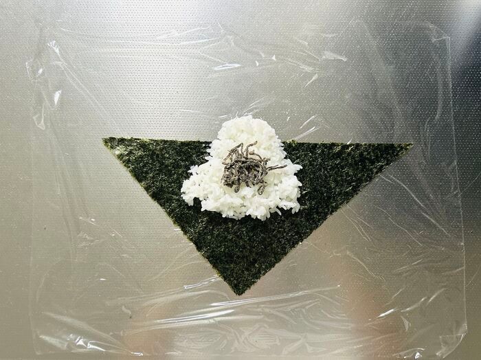 おにぎり専門店みたい！『三角おにぎり』の海苔の巻きかた。これは絶対マネしたくなる♡