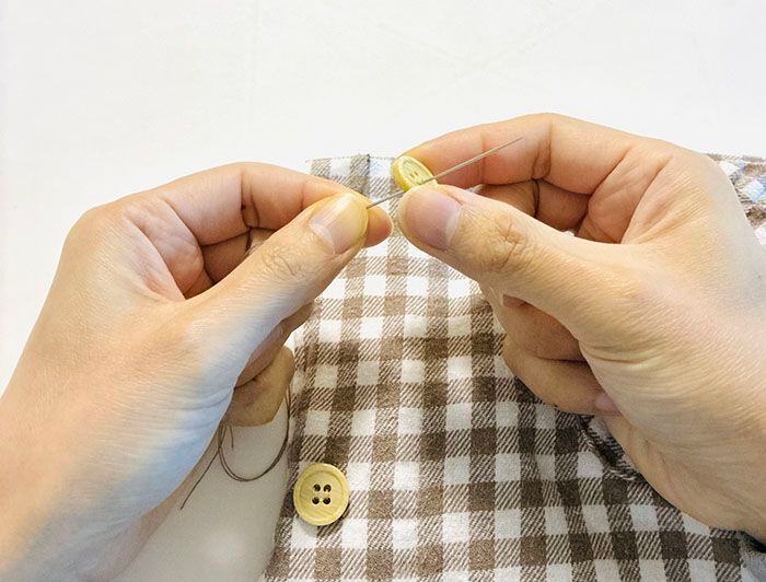 「玉結び」も「玉止め」もしなくてOK！？超簡単なボタンのつけかた。プロ並みにきれいな仕上がりに♪