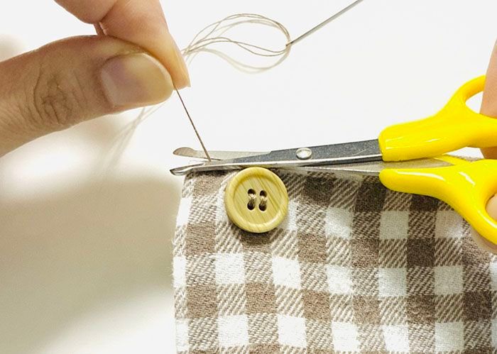 「玉結び」も「玉止め」もしなくてOK！？超簡単なボタンのつけかた。プロ並みにきれいな仕上がりに♪