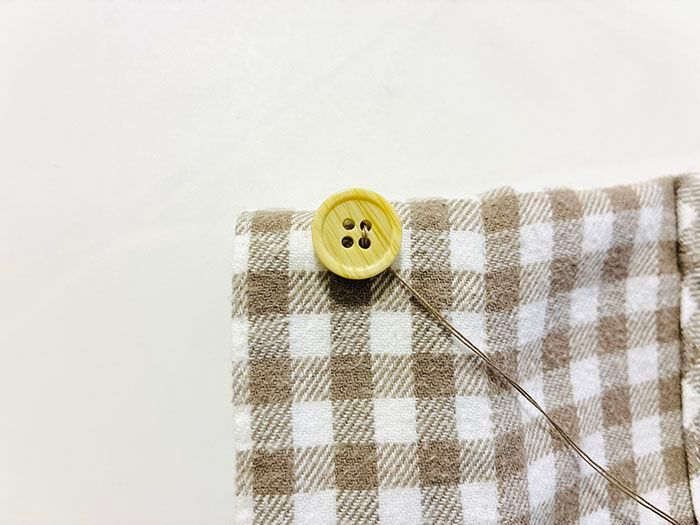 「玉結び」も「玉止め」もしなくてOK！？超簡単なボタンのつけかた。プロ並みにきれいな仕上がりに♪