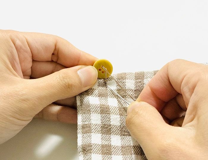 「玉結び」も「玉止め」もしなくてOK！？超簡単なボタンのつけかた。プロ並みにきれいな仕上がりに♪